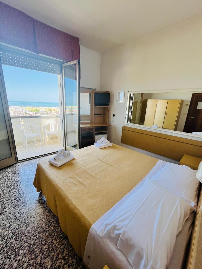 Hotel Columbia Frontemare Rimini Buitenkant foto