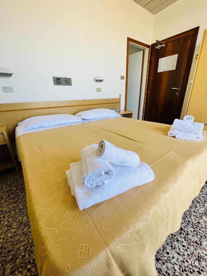 Hotel Columbia Frontemare Rimini Buitenkant foto