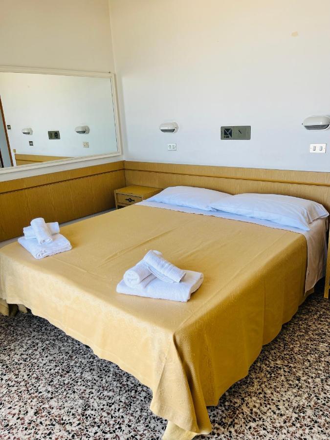 Hotel Columbia Frontemare Rimini Buitenkant foto
