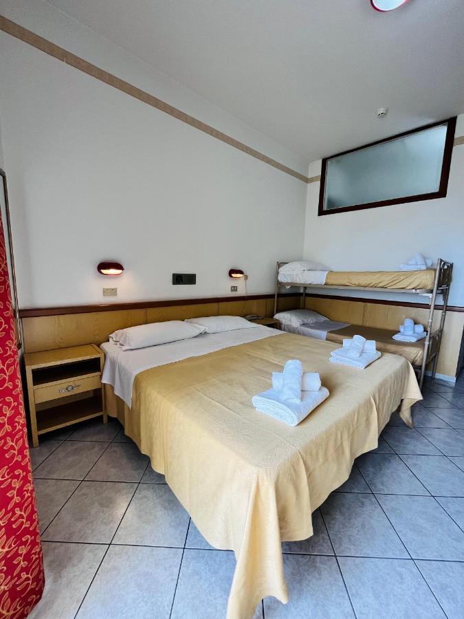 Hotel Columbia Frontemare Rimini Buitenkant foto