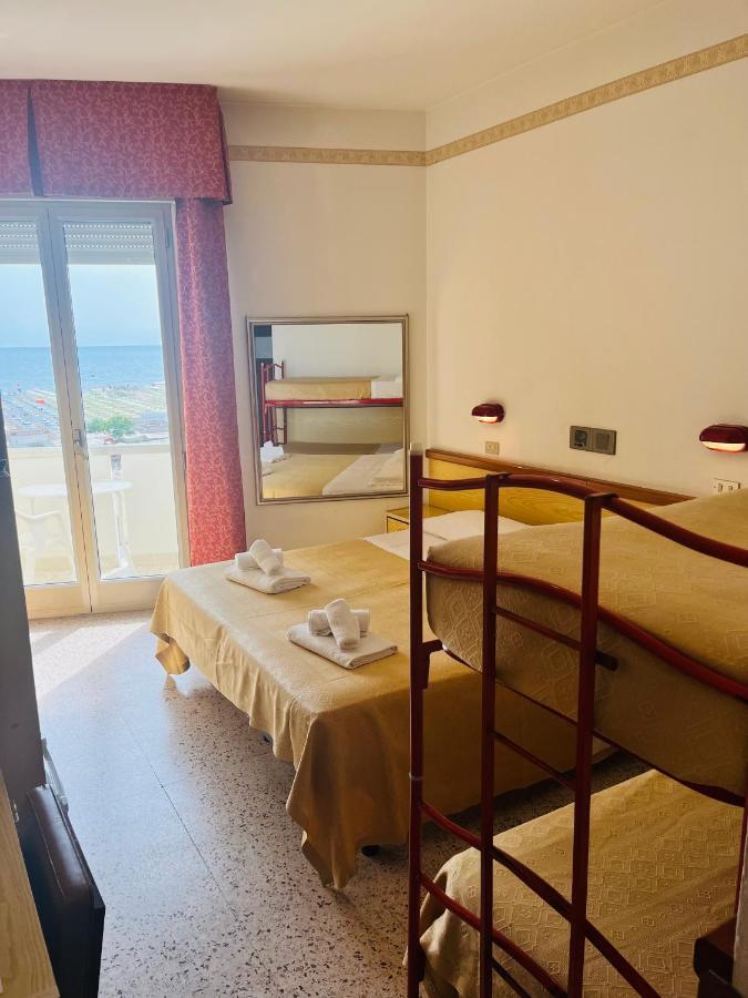 Hotel Columbia Frontemare Rimini Buitenkant foto