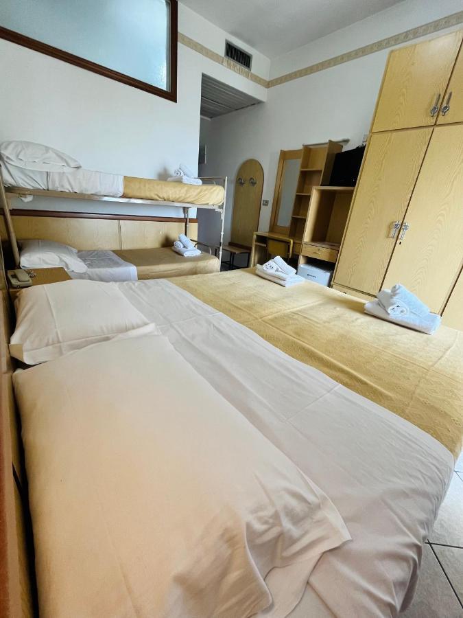 Hotel Columbia Frontemare Rimini Buitenkant foto