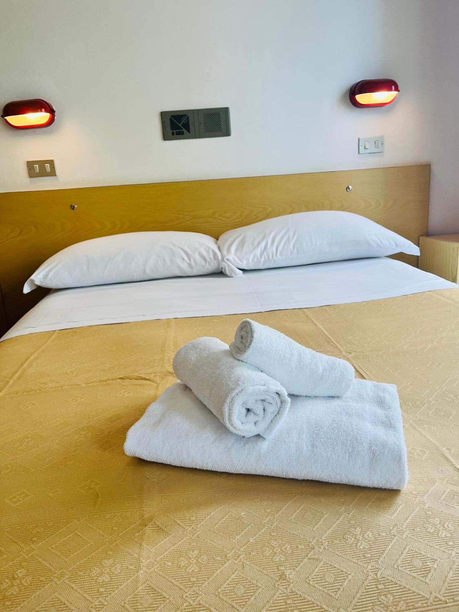Hotel Columbia Frontemare Rimini Buitenkant foto