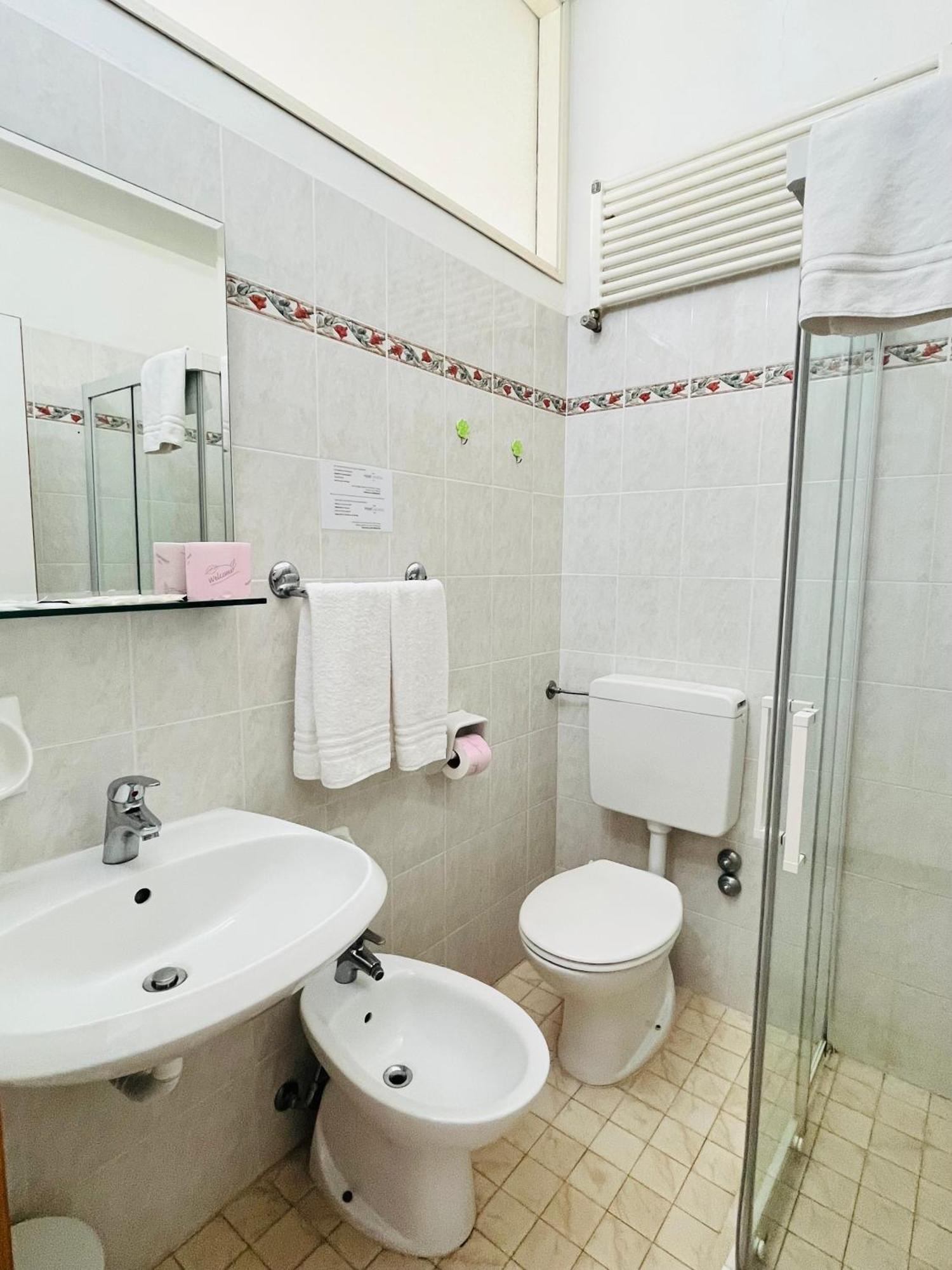Hotel Columbia Frontemare Rimini Buitenkant foto