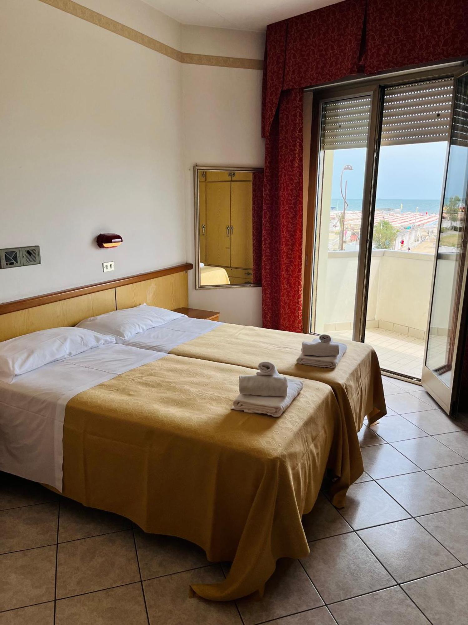Hotel Columbia Frontemare Rimini Buitenkant foto