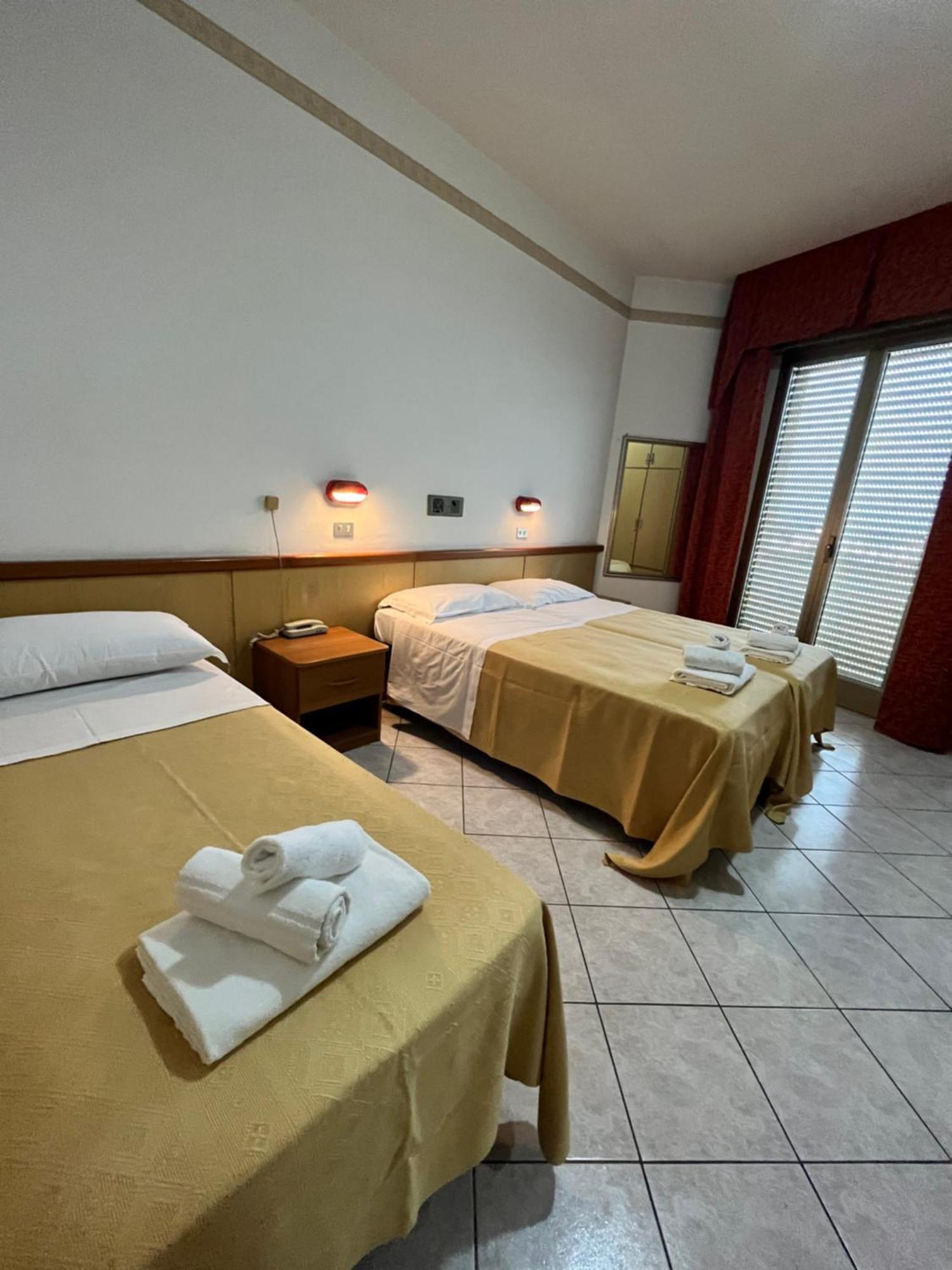 Hotel Columbia Frontemare Rimini Buitenkant foto