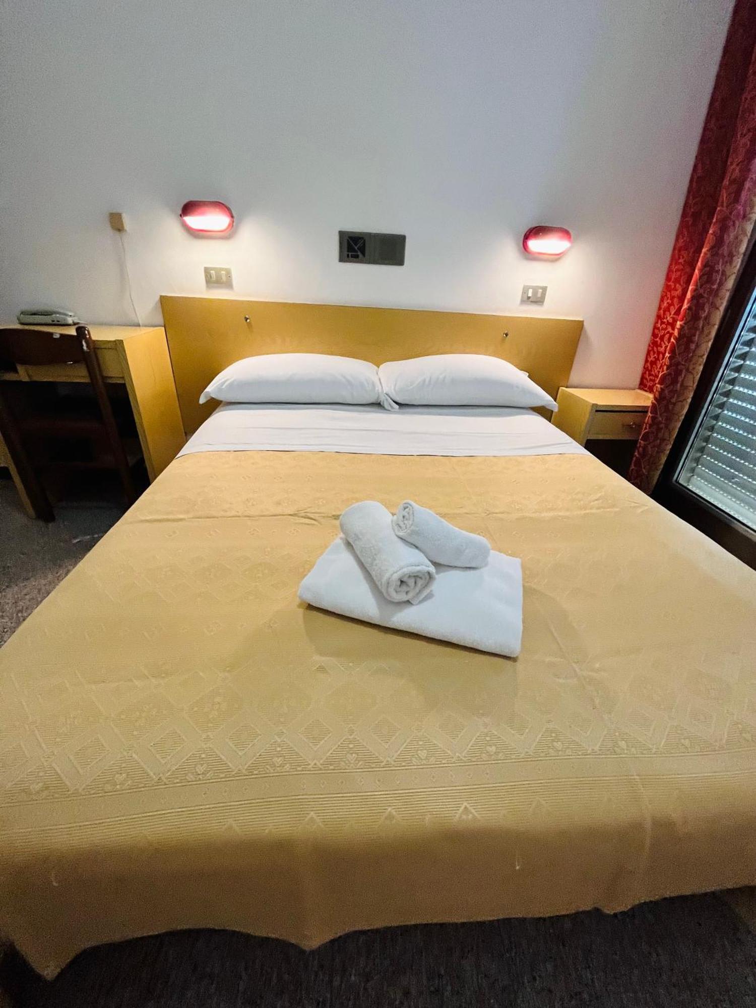 Hotel Columbia Frontemare Rimini Buitenkant foto