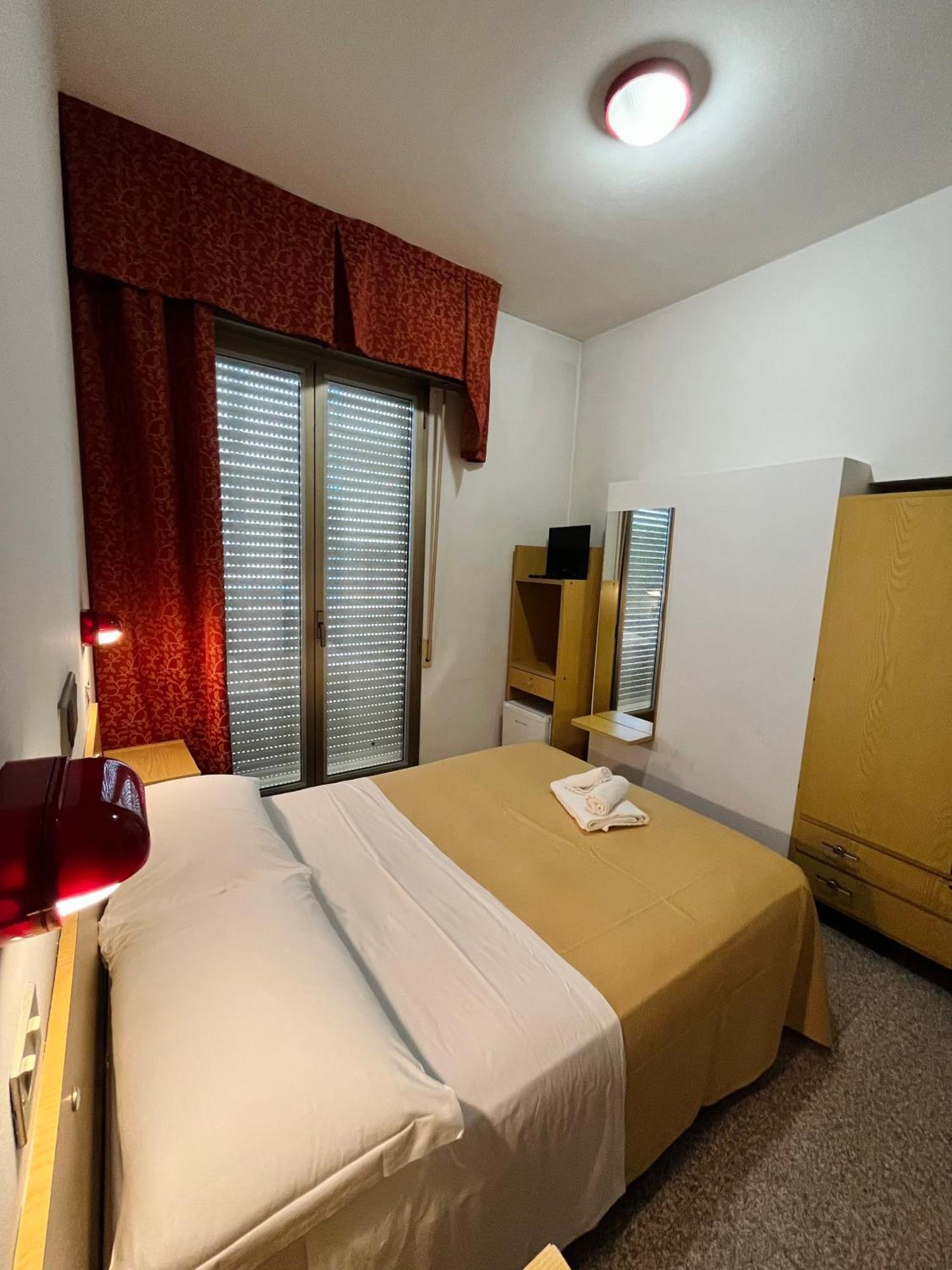 Hotel Columbia Frontemare Rimini Buitenkant foto