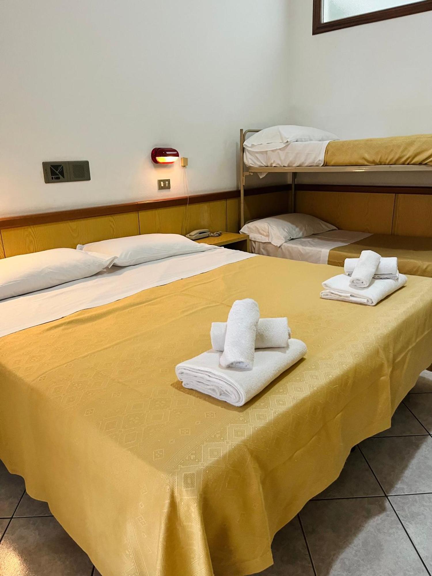 Hotel Columbia Frontemare Rimini Buitenkant foto