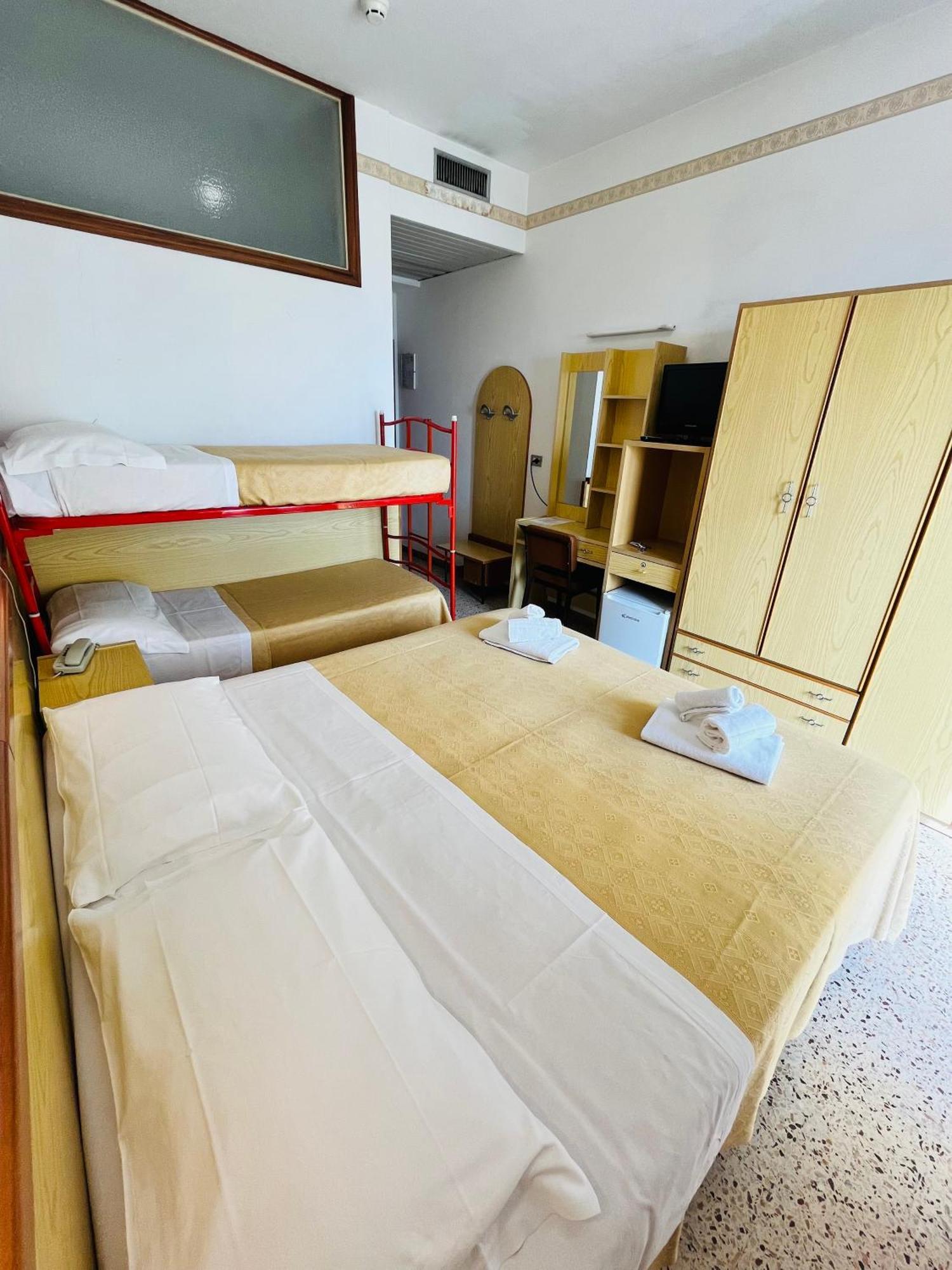 Hotel Columbia Frontemare Rimini Buitenkant foto